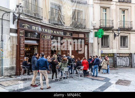 Kunden fest im Freien im Restaurante Casa Labra, Calle de Tetuan, Madrid, Spanien. Stockfoto