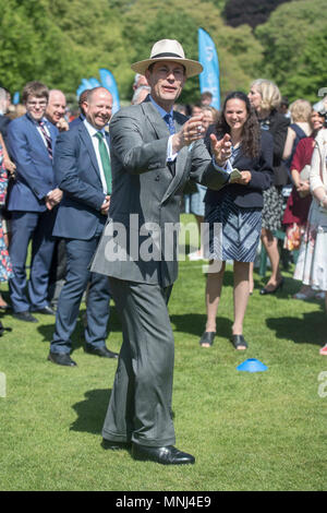 Der Graf von Wessex trifft die jungen Menschen, die ihr Gold Awards während einer Zeremonie für den Duke of Edinburgh's Award an die Gärten des Buckingham Palace in London erreicht haben. Stockfoto