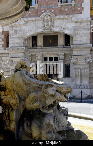 Fassade des Palazzo del Ragno und Fontana delle Rane (Brunnen der Frösche) an der Piazza del Mincio, Quartiere Coppede, Rom, Italien. Die Florentiner archit Stockfoto