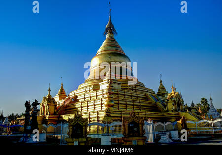 Blick auf die Kuthodaw Pagode in Mandalay, Myanmar, Stockfoto