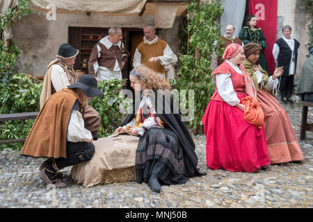 Teilnehmer des mittelalterlichen Kostüm-Party in der historischen Stadt Taggia in Ligurien Italien Stockfoto