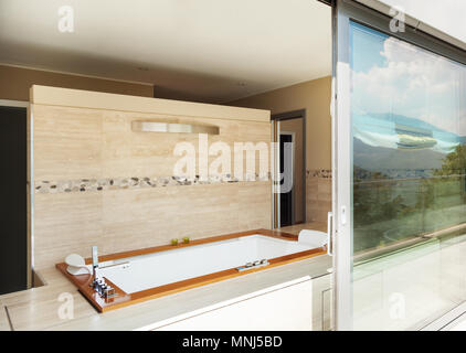 Modernes Gebäude, Badezimmer mit Jacuzzi, von der Terrasse Stockfoto