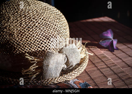 Stroh Hut auf dem Bambus Tischdecke. Stockfoto