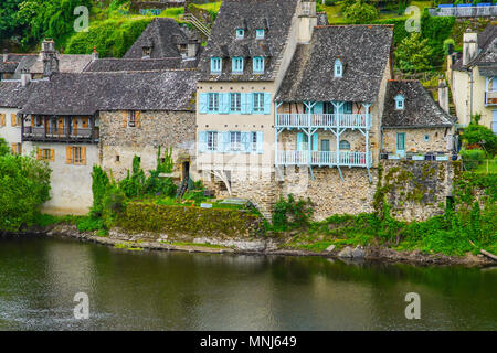 Panoramablick auf die malerische Stadt Argentat am Fluss Dordogne im Departement Corrèze in der Region Nouvelle-Aquitaine in Zentralfrankreich. Stockfoto