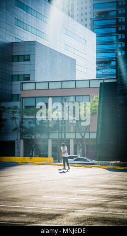 Bonifacio Global City, Taguig City, 2. April 2015: SKATEBOARDER an Bonifacio Global City Stockfoto