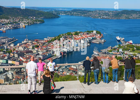 Touristen mit Blick über die Stadt Bergen in Norwegen, von den Bergen Stockfoto