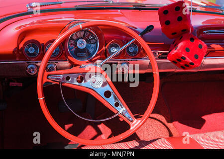 Rotes Auto Interieur mit roten Würfel Stockfoto