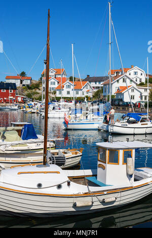 Fischerboot im Hafen von Mollosund an der schwedischen Westküste Stockfoto