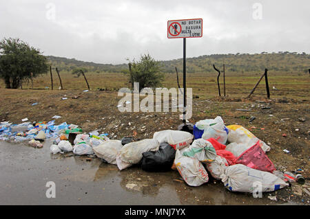 Littering Abfall vor nicht Wurf Zeichen, Chile Stockfoto