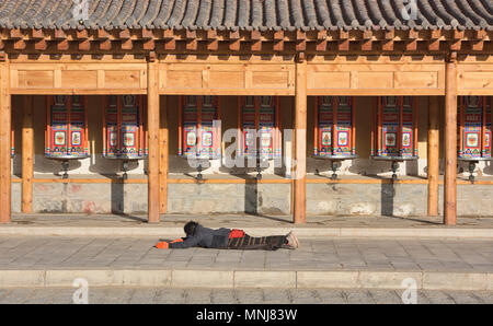 Tibetischen Pilger Niederwerfungen, Labrang Monastery, Xiahe, Gansu, China Stockfoto