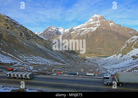 Lkw-Verkehr in den Haarnadelkurven bei Paso International Los Libertadores oder Cristo Redentor, Chile Stockfoto