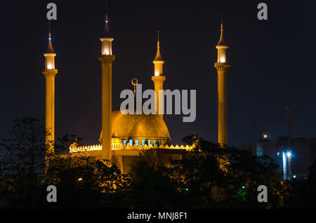 Die Nationale Moschee von Abuja leuchtet während der Nacht Stockfoto