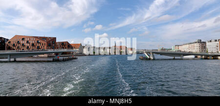 Die Fußgänger und Radfahrer Brücke, den Inner Harbour Bridge, die Kissing Bridge, Nyhavn und Christianshavn ist offen für das Auslaufen eines Schiffes. Stockfoto