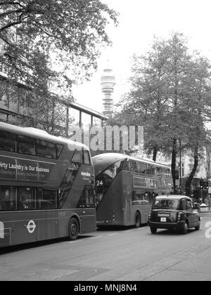 BT Tower (Post Tower), Tottenham Court Road, London, mit dem London Bus und Taxi im Vordergrund. Stockfoto