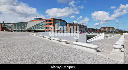 Die u-bahn Dänische Maritime Museum neben der Kultur Hof in Helsingör/Helsingør, Dänemark. Poller um das Museum Signal a Morse Code. Stockfoto