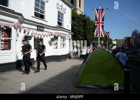 Bewaffnete Polizisten auf Streife in Windsor. Berkshire vor der Hochzeit zwischen Prinz Harry und Meghan Markle am Samstag. Stockfoto