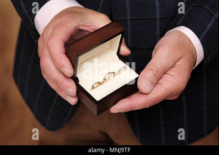 Jahrestag, Braut, Braut, Paar, Hände, Liebe, Blumen, Ringe, Beziehung, Menschen, Hochzeit, alt, Mann, Frauen, Lifestyle, Stockfoto