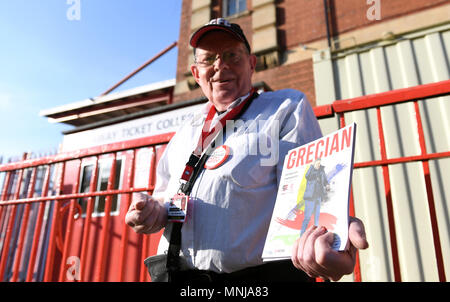 Ein Exeter City Programm Verkäufer außerhalb der Boden vor dem Kick-off in der Sky Bet League Zwei Entscheidungsspiel im St James Park, Exeter. Stockfoto