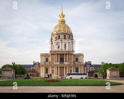 Les Invalides, die allgemein als Hotel National des Invalides (Die Nationale Residenz der Invaliden) in Paris, Frankreich in der Dämmerung bekannt Stockfoto