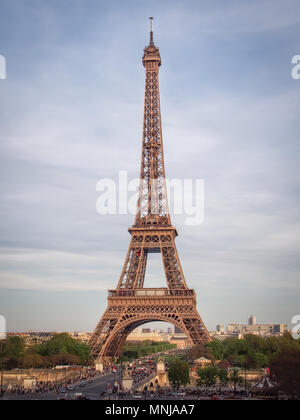 Blick auf den Eiffelturm von der Place du Trocadero (Paris, Frankreich) in der Dämmerung der Zeit Stockfoto