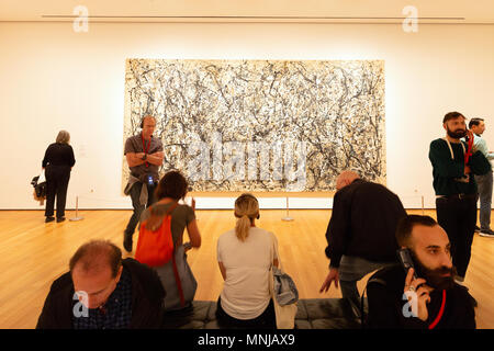 Menschen mit Jackson Pollock Malerei suchen, Museum of Modern Art, New York City, USA Stockfoto