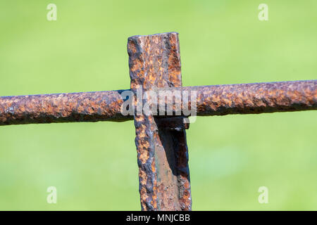 Eine rostige alte Metall Abschnitt des Zauns in der Sonne Stockfoto