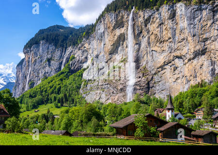 Anzeigen von Lauterbrunnen mit Staubbachfall, Interlaken-Oberhasli, Bern, Schweiz Stockfoto