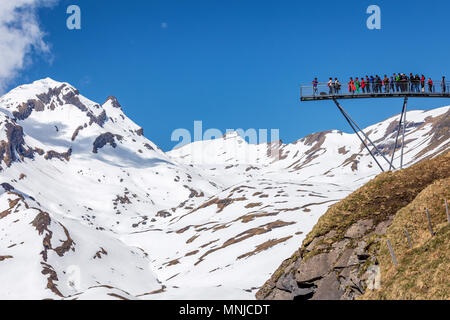 Menschen auf der Aussichtsplattform an der Spitze des ersten Berg oberhalb von Grindelwald, Berner Oberland, Schweiz Stockfoto