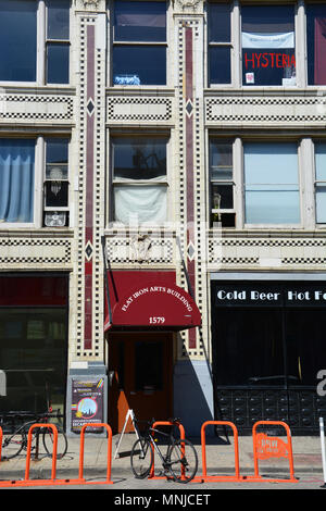 Der heruntergekommenen Terrakotta Flat Iron Building in Chicago's Wicker Park Nachbarschaft bietet Studio Raum für lokale Künstler ihre Arbeit zu erstellen und zu verkaufen. Stockfoto