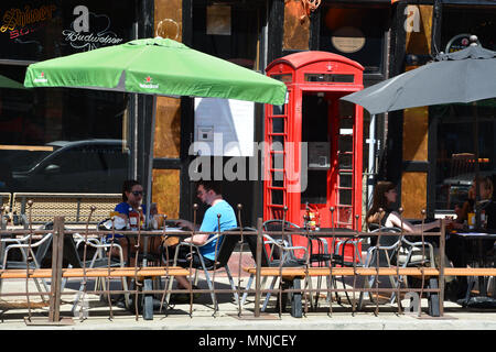 Gönner Drink in einem Straßencafé in der trendigen Wicker Park von Chicago. Stockfoto