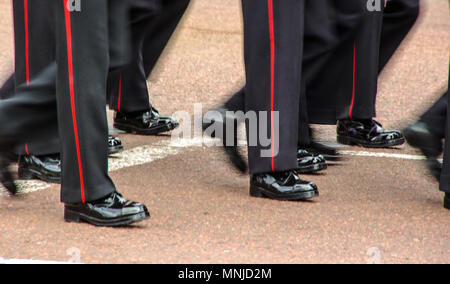Britische Armee Coldstream Guards marching Beine und polierten Stiefel. Bewegt sich mit der Geschwindigkeit. Bewegungsunschärfe. Dress Uniform auf Parade auf rote Fläche der Mall Stockfoto