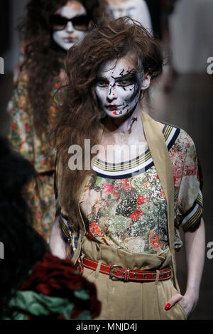 Model auf dem Laufsteg an der Vivienne Westwood Red Label fashion show bei der Londoner Fashion Week SS 2014. Somerset House, London, 15. September 2014 --- Bild von: © Paul Cunningham Stockfoto