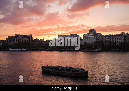 Themse, Charing Cross Station und Shell Mex House bei Sonnenuntergang, London, England, UK, April 2018 Stockfoto