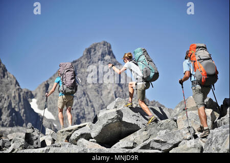 Backpackers wandern über Pass zu Eisberg See auf zwei-wöchigen Trek von Sierra Hohe Weg in Minarette Wüste, Inyo National Forest, Kalifornien, USA Stockfoto