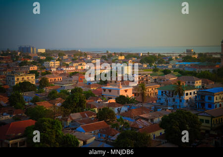 Antenne Panoramablick auf Stadt und Fluss Gambia Banjul, Gambia Stockfoto