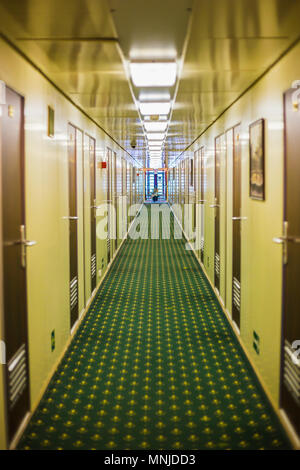 Langen Korridor der Kreuzfahrtschiff Stockfoto