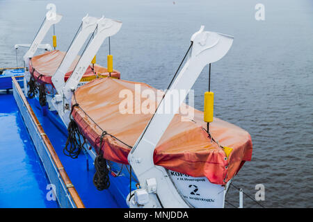 Rettungsboot an Deck eines Kreuzfahrtschiffes Stockfoto