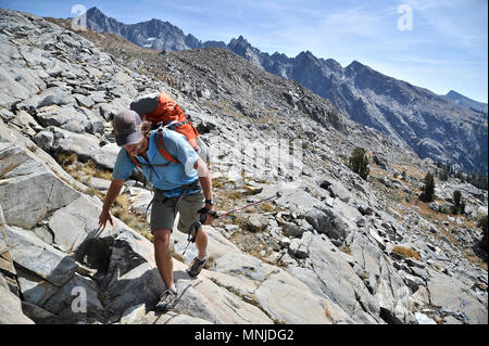 Backpacker Wanderungen zum Blauen See während eines zweiwöchigen Trek der Sierra Hohe Weg in den Ansel Adams, Inyo National Forest, Kalifornien. Die 200 km Route etwa Parallels die beliebte John Muir Trail durch die Sierra Nevada von Kalifornien von Kings Canyon National Park, Yosemite National Park. Stockfoto