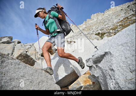 Backpacker verwendet die Stöcke auf die Jagt zu Blue Lake Pass während eines zweiwöchigen Trek der Sierra Hohe Weg in den Ansel Adams, Inyo National Forest, Kalifornien. Die 200 km Route etwa Parallels die beliebte John Muir Trail durch die Sierra Nevada von Kalifornien von Kings Canyon National Park, Yosemite National Park. Stockfoto