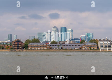 London City Skyline - Canary Wharf Wolkenkratzer hinter alten Riverside Gehäuse. Wie von Greenwich über die Themse gesehen. Stockfoto