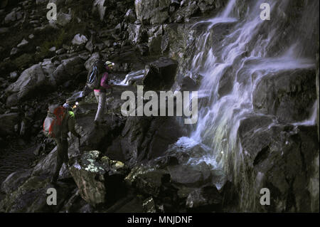 Backpackers mit Scheinwerfer während der Übergabe von Wasserfall bei Nacht in der Nähe von Mt Ritter auf Trek von Sierra Hohe Weg in Minarette Wüste, Inyo National Forest, Stockfoto