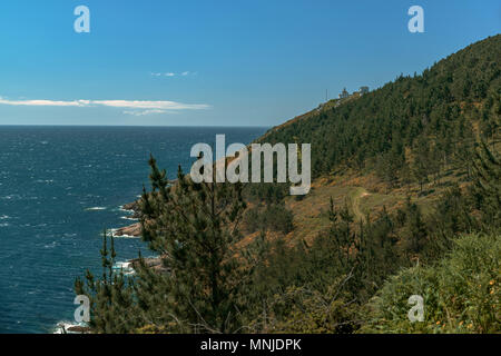 Leuchtturm am Ende der Welt am Kap Finisterre in Galicien, Fisterra, Spanien Stockfoto