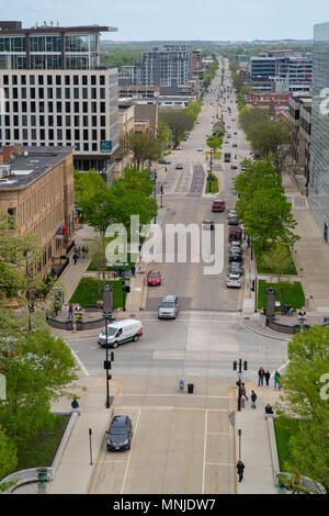 Hohe Betrachtungswinkel von Madison, Wisconsin nach Osten Richtung East Washington Avenue, von der Wisconsin State Capitol Observation Deck genommen. Stockfoto
