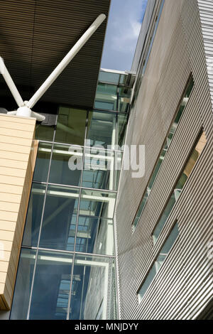 Elemente der geometrischen Form Fassade Glas Metall Aluminium und dekorativen Materialien von mehrstufigen kommerzielle Gebäude im modernen städtischen industriellen Archi Stockfoto