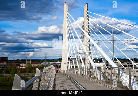 Menschen zu Fuß auf Fußgänger- und Radweg neben der Straßenbahn und Bus Fahrbahn durch das Seil Tilikum Kreuzung Brücke über den Willamette Ri Stockfoto