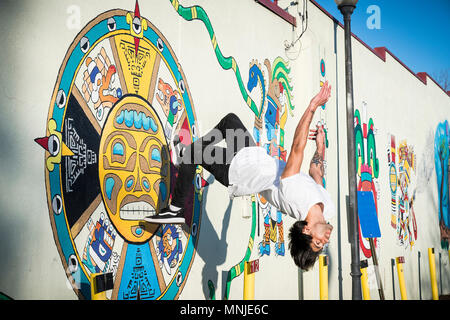 Junge parkour Sportler backflip aus tun, Wall Street Art abgedeckt, Denver, Colorado, USA Stockfoto