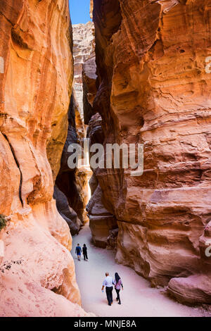 Touristen zu Fuß durch Al Siq Schlucht in Petra, Wadi Musa, Maan Governorate, Jordanien Stockfoto