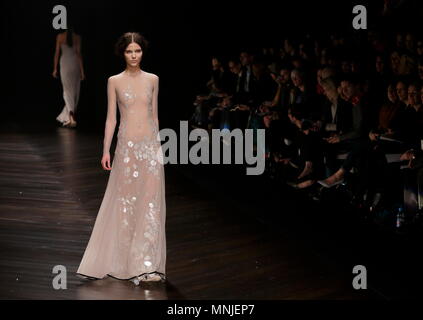 Modell auf der Landebahn am Marios Schwab fashion show bei der Londoner Fashion Week AW 13. Somerset House, London, 17. Februar 2013 --- Bild von: © Paul Cunningham Stockfoto