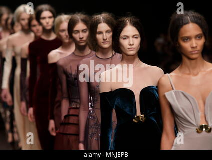 Modell auf der Landebahn am Marios Schwab fashion show bei der Londoner Fashion Week AW 13. Somerset House, London, 17. Februar 2013 --- Bild von: © Paul Cunningham Stockfoto