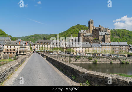 Blick auf das Schloss von von der Brücke Estaing über Fluss Lot, Aveyron, Frankreich Stockfoto